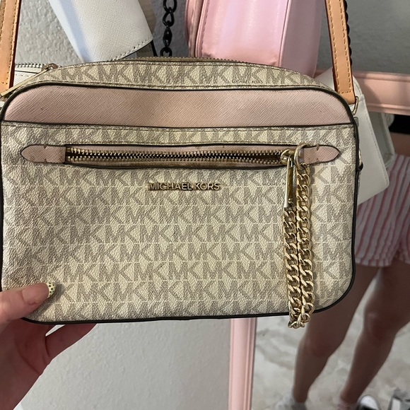Michael Kors Cream Logo Crossbody with Pink Trim and Gold Chain - Picture 2 of 4